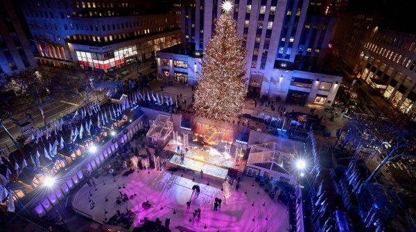 Bradul de Crăciun care îți taie respirația. Fotografiile umitoare sunt din Rockefeller Center, New York - brad1-1669996886.jpg
