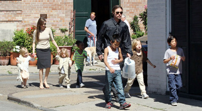 Brad Pitt a cumpărat  șase ponei pentru copiii lui - bradpitt-1314978606.jpg