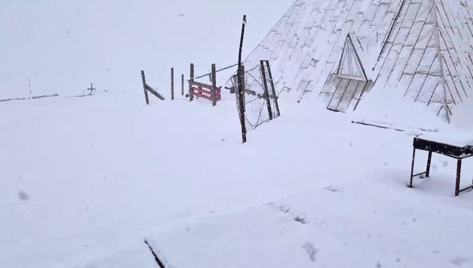 Peisaj hibernal, aproape de jumătatea lunii mai, pe platoul Bucegi. Turiştii au experimentat mai multe anotimpuri, în câteva ore - bucegi-ninsoare-1715534706.jpg