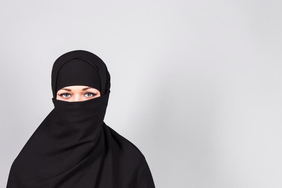 Încă o țară europeană interzice purtarea vălului islamic - burqa-1497021567.jpg