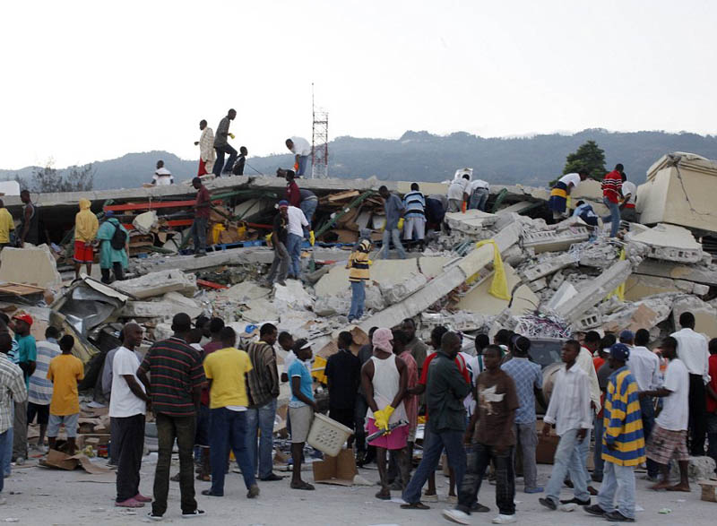 Un bărbat a fost scos de sub dărâmături la 11 zile după seismul din Haiti - c099e468717d7f2501b9538dd6bdf97b.jpg