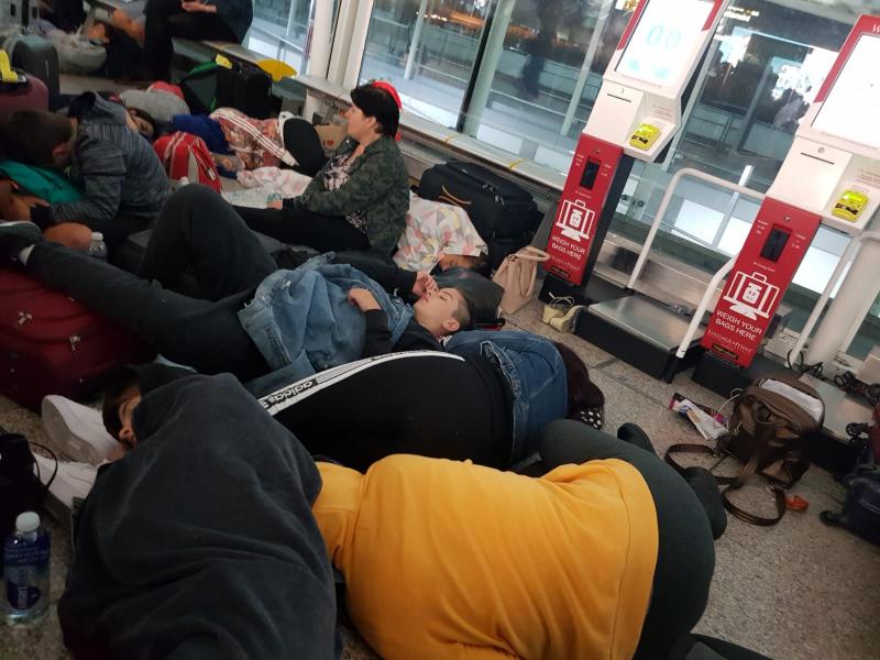Zeci de români, majoritatea copii, blocați de aproape o zi pe aeroportul Stansted. Prima reacție a Ryanair - c2g9mde0zwy5otfhzjjkmte4zjy1ywm3-1532780538.jpg