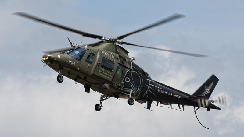 Un pilot a căzut dintr-un elicopter militar în timpul unei demonstrații aeriene - c2g9mwm1ztq1njnlmzgwodayzgm3mgq5-1504524642.jpg