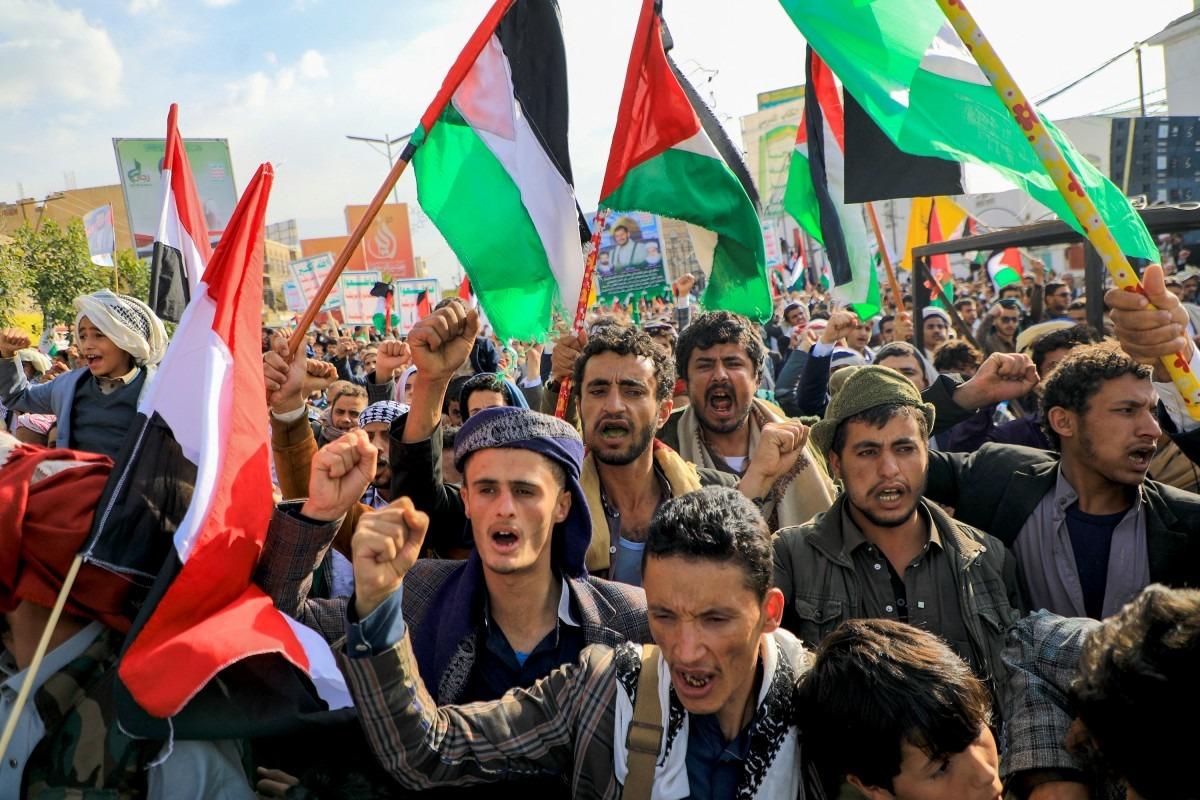 Israel-Hamas. Mii de persoane protestează în Yemen împotriva operaţiunii conduse de SUA în Marea Roşie - c3020c720e6c4faa9149cbe66c797299-1703268806.jpg