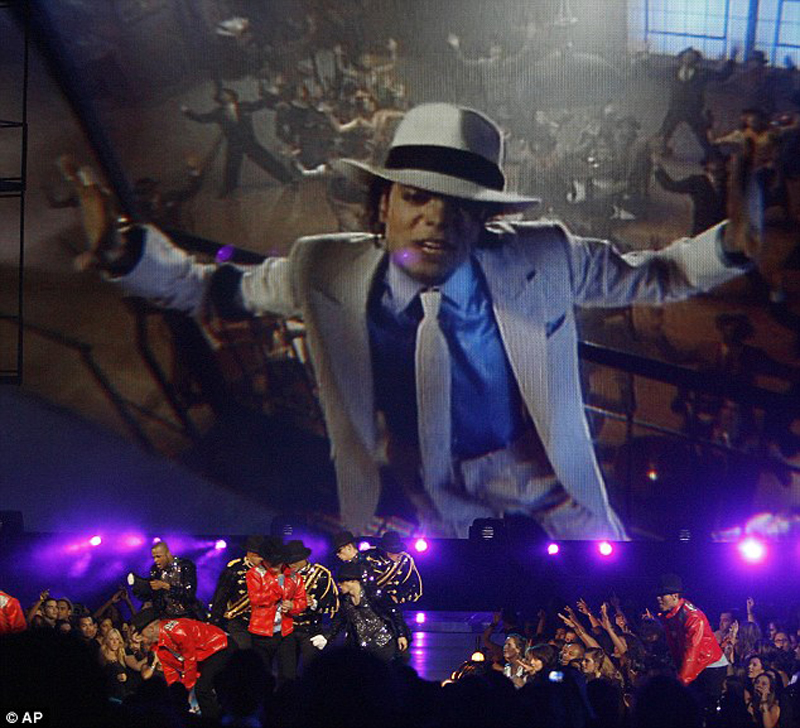 MJ a dominat MTV Video Music Awards - c938d97fb333d4b1fbf906b760afa29b.jpg