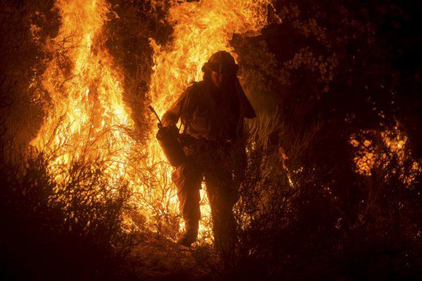 California continuă lupta cu flăcările. Incendii de vegetație mistuie țara - califorflacarejdhdls465x390-1442221929.jpg