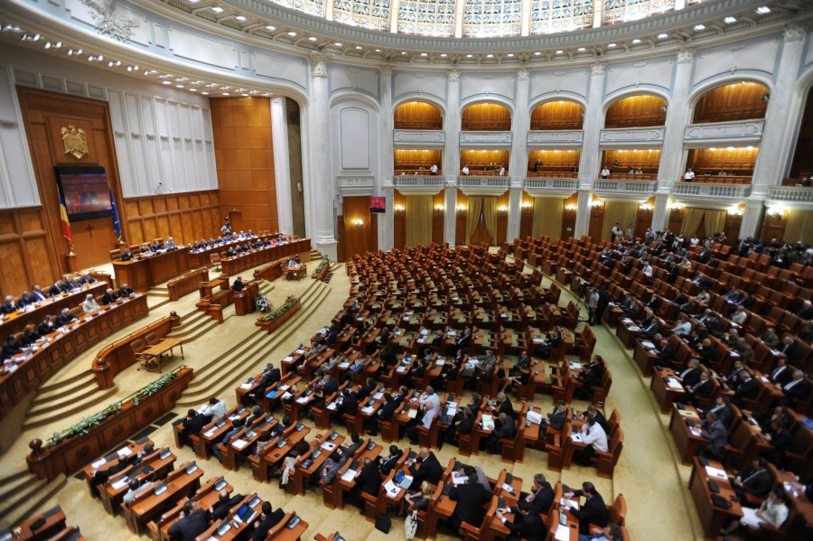 Președintele României, senatorii și deputații, scoși din definiția funcționarului public - camera-1386692785.jpg