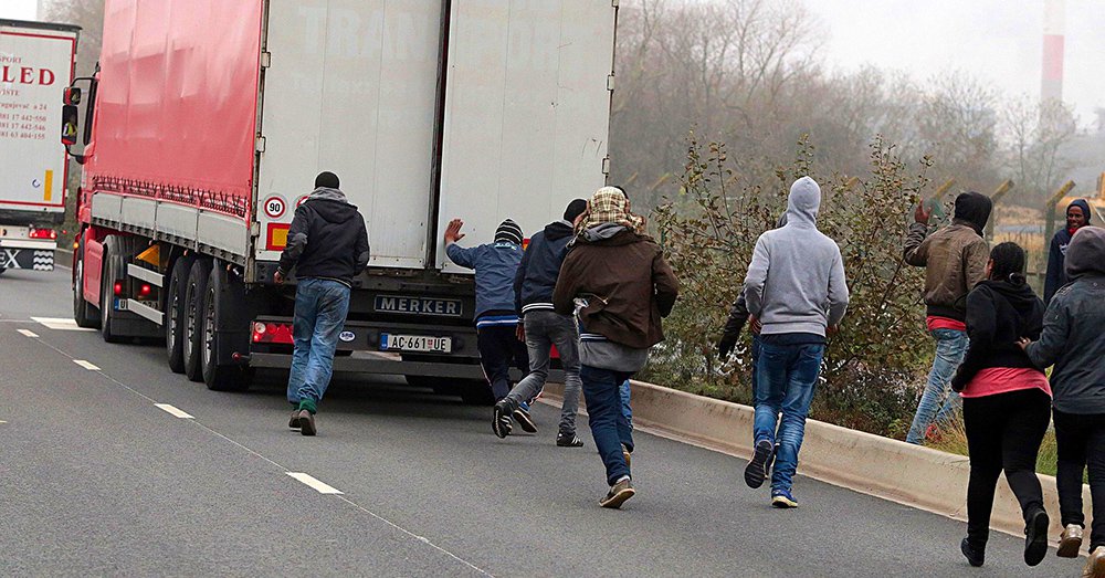 Șofer român, condamnat la doi ani de închisoare după ce a transportat 26 de imigranți - camion-1446825301.jpg