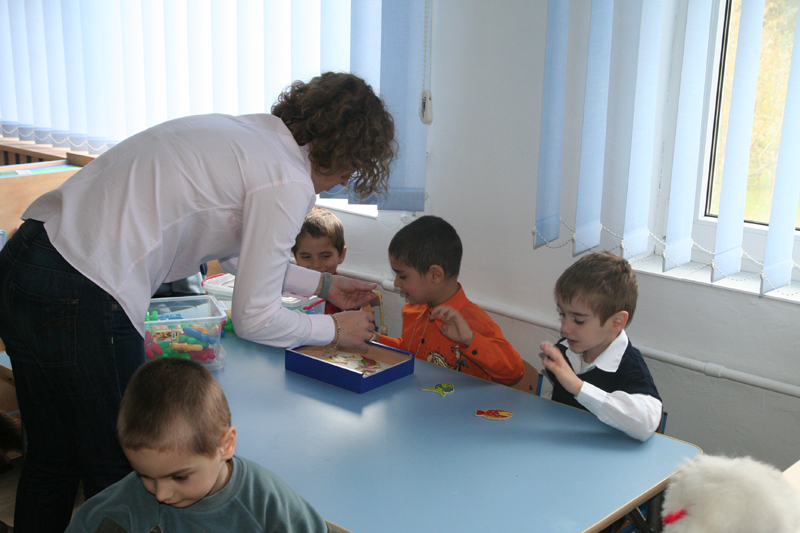 Sute de copii cu nevoi speciale din Constanța, susținuți printr-o campanie națională - campanietineri-1386007424.jpg