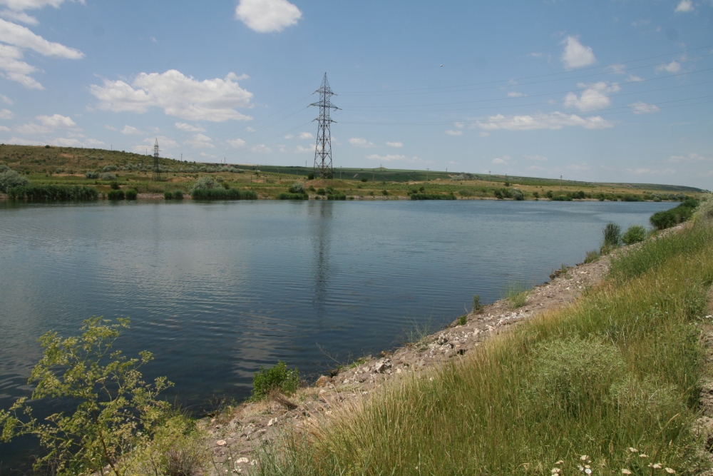 Un hoț fugărit de polițiști s-a aruncat în Canalul Dunăre - Marea Neagră - canal-1336575857.jpg