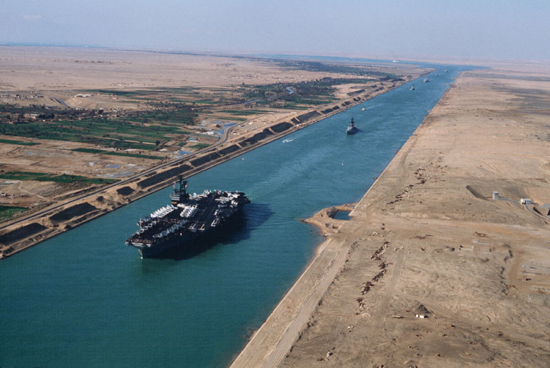 Traficul maritim pe Canalul Suez e apărat de armată - canalsuez-1372703331.jpg