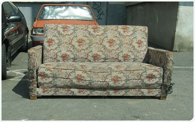 Constănțean amendat pentru că a abandonat o canapea pe spațiul public - canapeafotoretim-1628070301.jpg