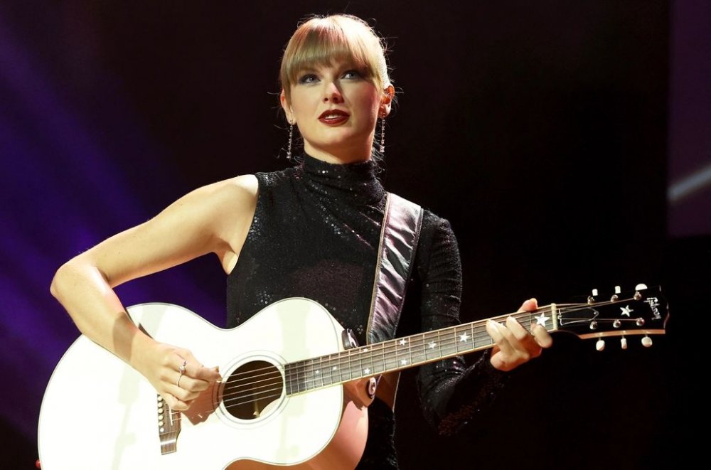 Cântăreaţa americană Taylor Swift a lansat un nou album, intitulat 