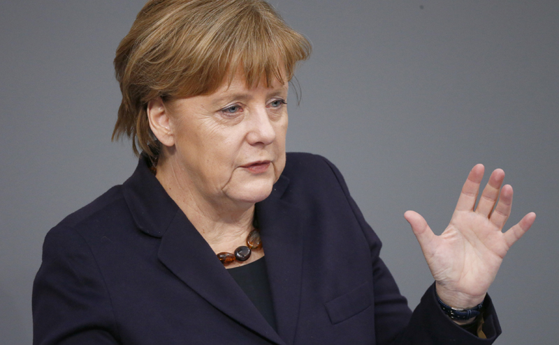 Cap de porc  și mesaje insultătoare, în fața biroului lui Merkel - capdeporcangelamerkel-1463311281.jpg