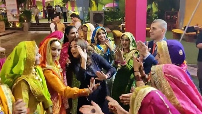 VIDEO. Imagini virale cu ambasadoarea României la New Delhi. A dansat pe muzica tradiţională indiană, sub privirile tuturor - captura-video-1696840034.jpg