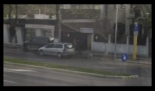 VIDEO. Ca la noi, la nimeni! Un constănțean își spală mașina în mijlocul bulevardului Mamaia - capturavideo-1460021060.jpg