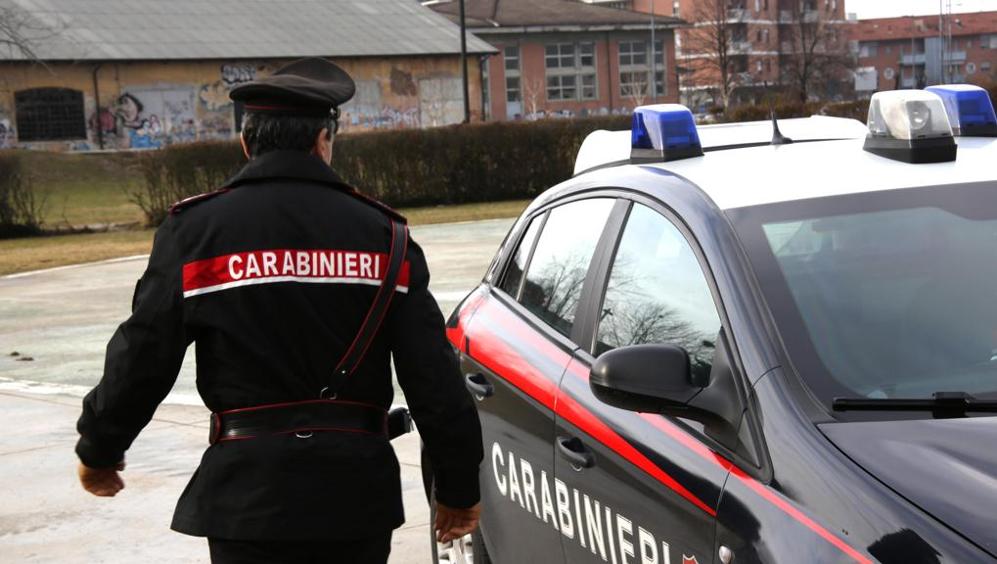 Românce anchetate pentru că ar fi ținut o bătrână din Italia sechestrată într-o cușcă - carabinierivicenza-1528030206.jpg