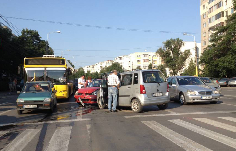 Accident rutier în cartierul Tomis III - carambolrutier-1436294925.jpg