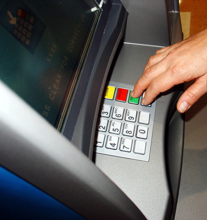 Carderi care goleau ATM-urile de peste hotare, prinși la Vama Veche - cardericaregoleauatm-1414943201.jpg