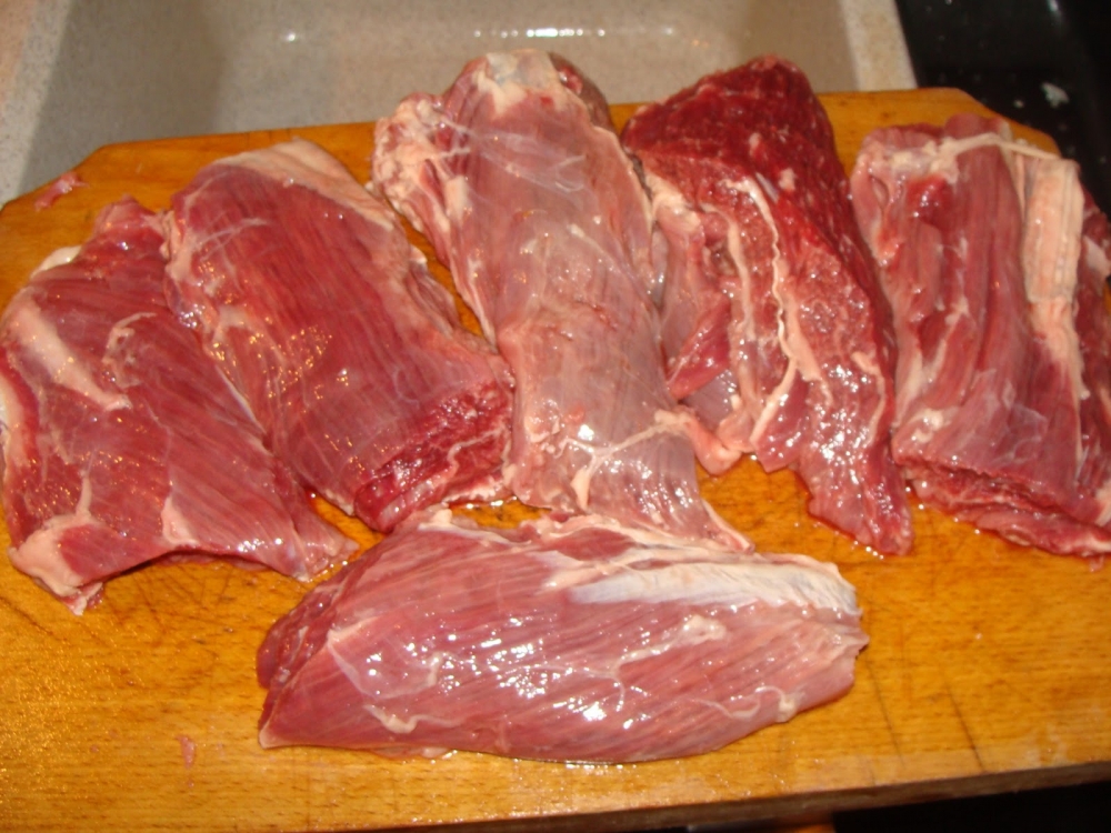 Constanța / Alte câteva tone de alimente aruncate - carne-1361791740.jpg