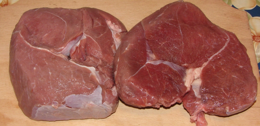 O tonă de carne de porc, descoperită într-o carmangerie ilegală din zona Gării - carne-1363348498.jpg