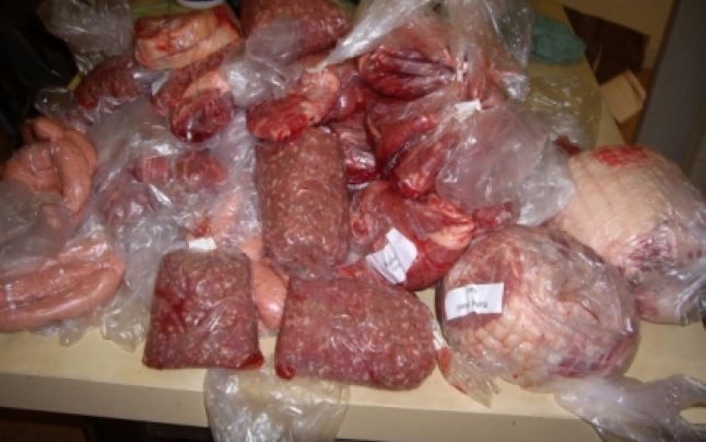 Peste 920 de kilograme de carne, găsită într-un lac - carne1338895531-1361803435.jpg