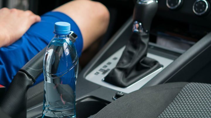Șofer amendat pentru că a băut apă în timp ce se afla la volan - carwater720x405-1570697385.jpg