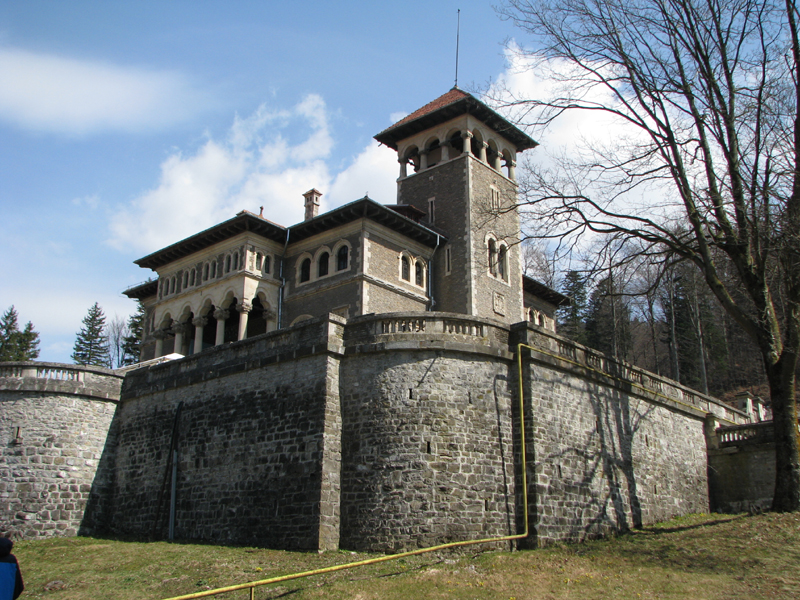 Castelul Cantacuzino, locul ideal de privit Bucegii - castelulcantacuzino-1374239081.jpg