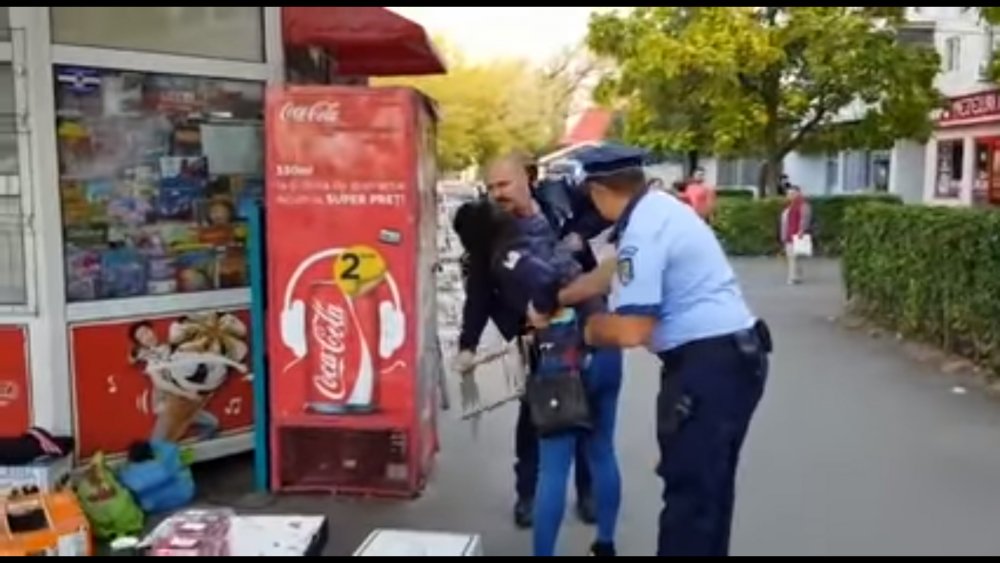 VIDEO / EXCES DE ZEL. Polițiști anchetați disciplinar după ce au încătușat o femeie care vindea zarzavat fără autorizație - catuse-1539438932.jpg