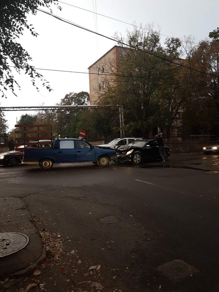 FOTO / Accident rutier pe strada Ștefăniță Vodă. Două autoturisme au fost avariate - cc94e3ea5001428da5abeda097d42100-1539878065.jpg