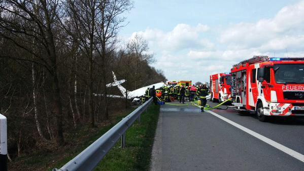 Avion de mici dimensiuni prăbușit în Germania. Un mort și trei răniți - cczrbpfxiaajbqd-1428854609.jpg