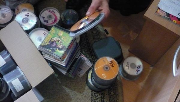 Sute de CD-uri, confiscate pentru că încălcau drepturile de autor - cd-1470055041.jpg