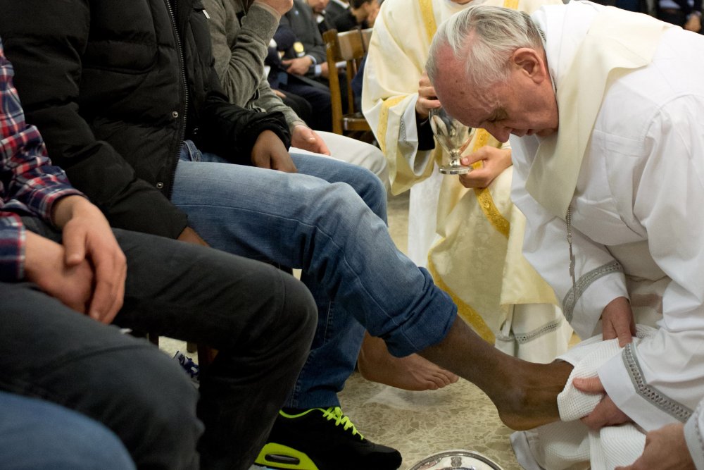 În Joia Mare, Papa a spălat picioarele unui deținut român - ce50044b6fd539366a6ebcc3a5c7510b-1680801161.jpg