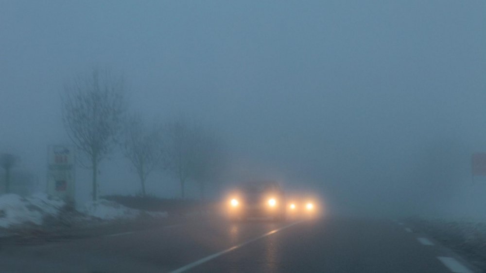 Pericol de accidente: Ceață densă în 10 județe din ţară, joi seara - ceata-1640890084.jpg