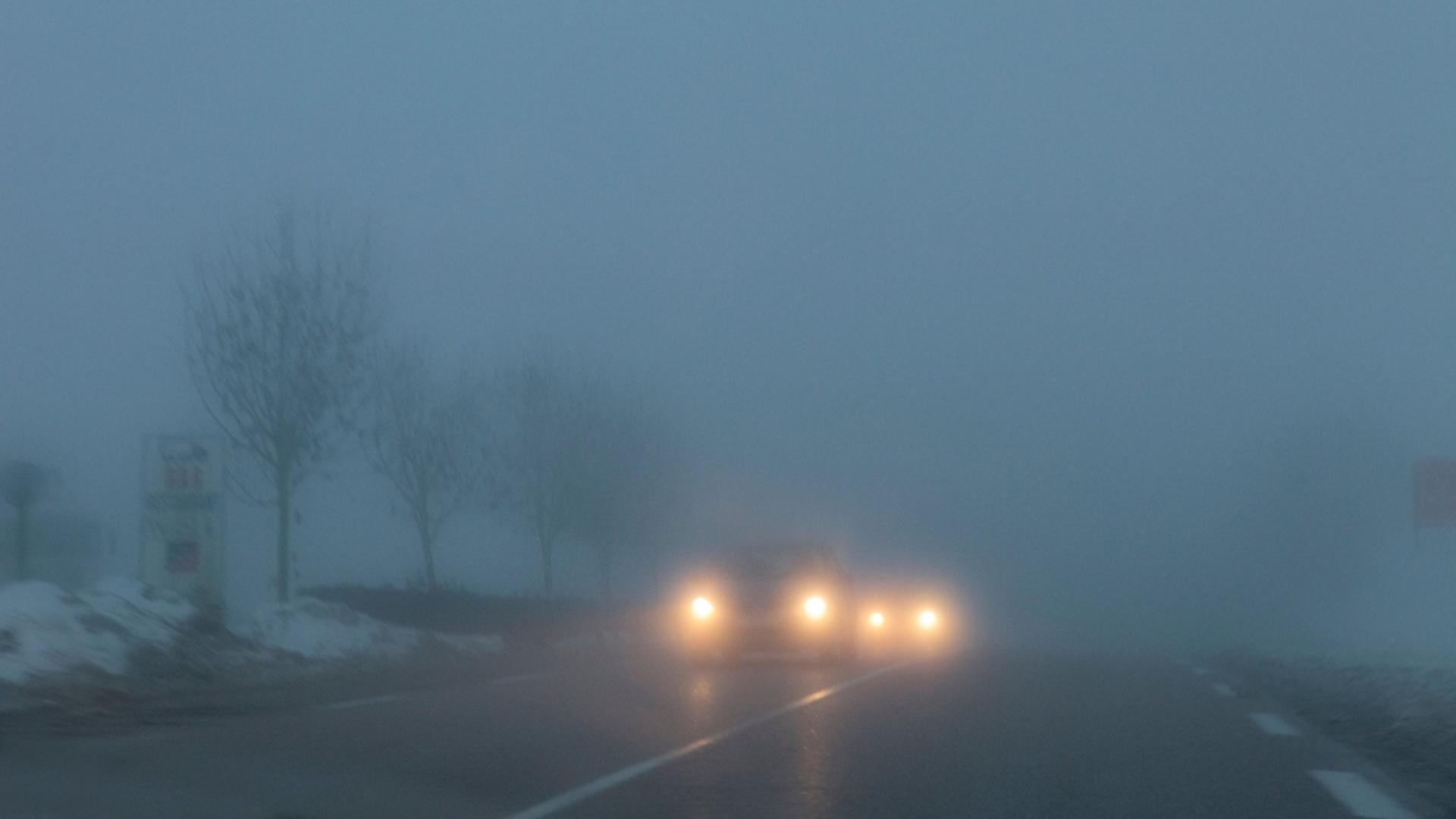 Circulație în condiţii de ceaţă densă pe mai multe drumuri din România. Ce trebuie să facă șoferii - ceata25859f4a418-1705861994.jpg