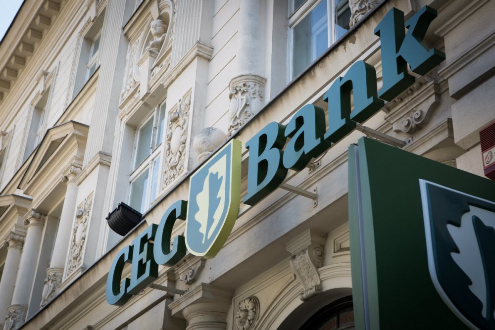 Angajata CEC Bank care a furat 1 milion de euro şi i-a donat la biserici, trimisă din nou în judecată - cec-1642599458.jpg