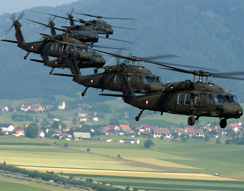 Celebrele elicoptere americane Black Hawk au sosit la baza Kogălniceanu - celebrele1-1496162238.jpg