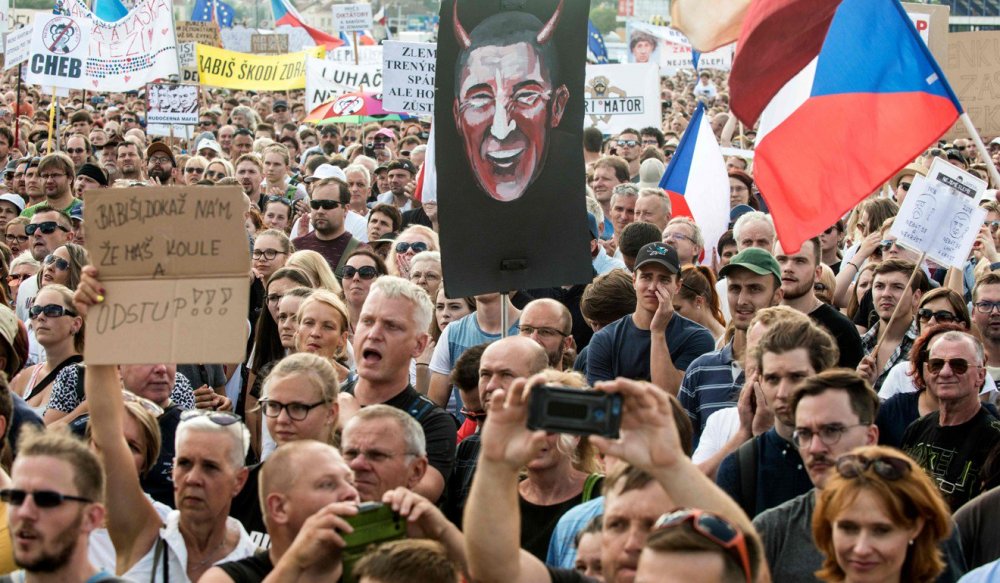Cele mai mari proteste antiguvernamentale din ultimii 30 de ani, în Cehia - celemai-1561386860.jpg
