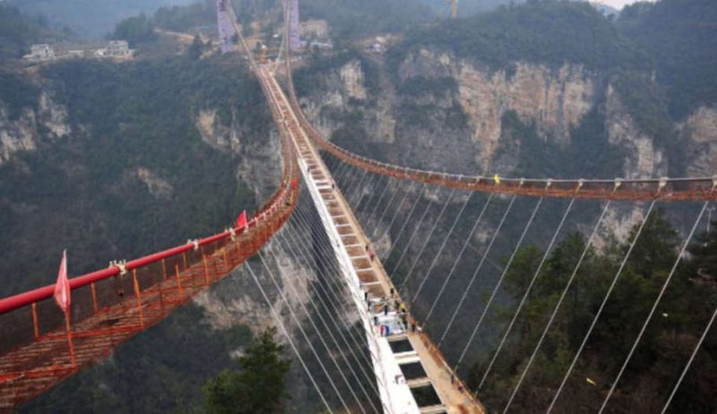 VIDEO. Cel mai înalt pod de sticlă din lume, SPART. Imagini incredibile! - celmailungpoddinsticla800x462-1467441420.jpg