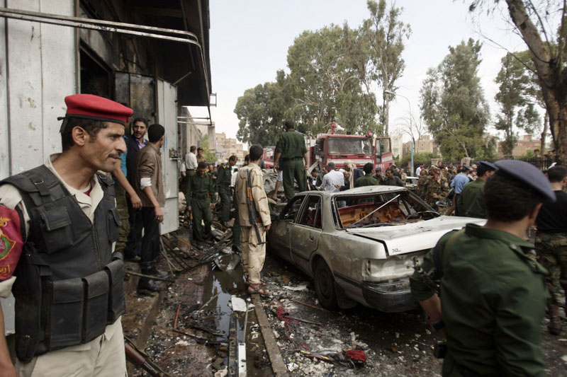 Cel puțin  20 de persoane,  ucise într-un atentat  la Sanaa - celputin-1386255018.jpg