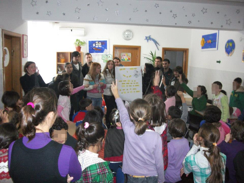 Cadouri de sărbători pentru copiii din centrele de plasament de la Centras Constanța - centras-1355758907.jpg