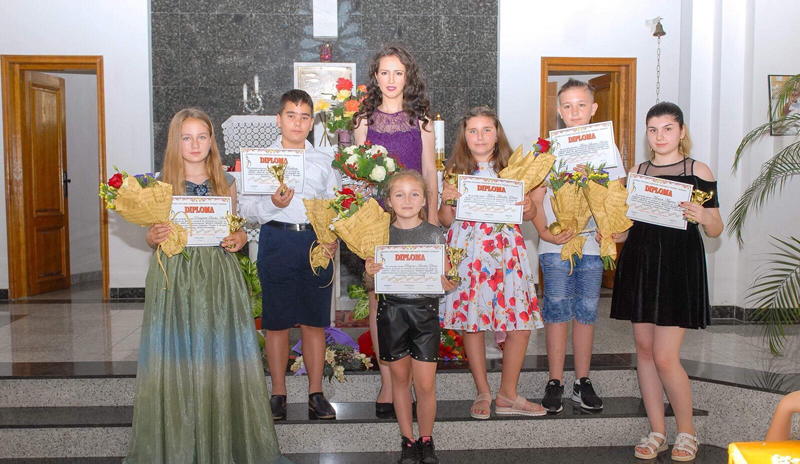 Șase elevi din Cernavodă, proaspeți absolvenți de canto - centrucernavoda-1533572615.jpg