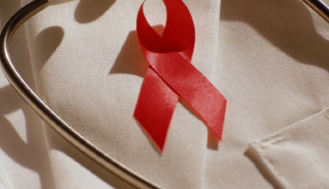 Fundă umană și lansare de lampioane, în Constanța, în lupta împotriva HIV/SIDA - centrusida5ani1344442246-1354623545.jpg