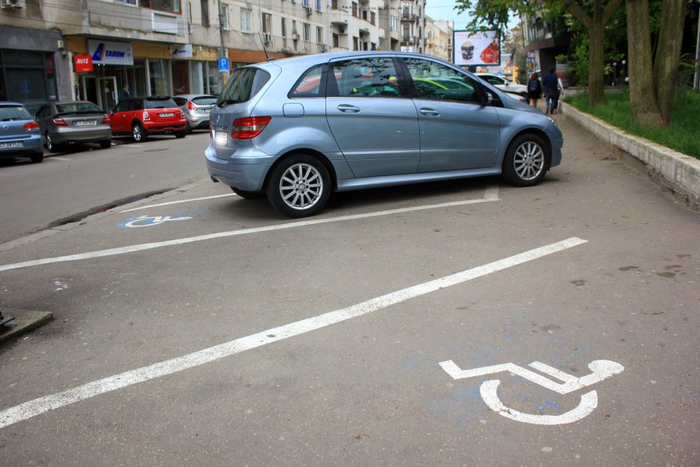 Ce riști dacă parchezi pe locul rezervat persoanelor cu handicap, în Constanța - ceristihandicapati1-1555514512.jpg