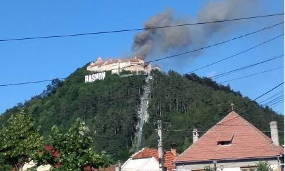 Incendiu la Cetatea Râșnov. Vizitatorii au fost evacuați - cetatearnov1000x600-1593968750.jpg