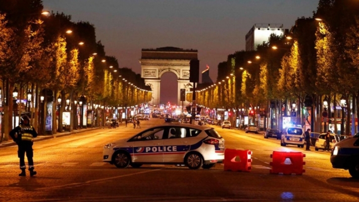 ALERTĂ la Paris, după un atac armat pe Champs Elysees. Un polițist și atacatorul au murit - champs19150100-1492722436.jpg