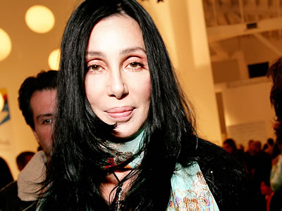 Cher nu renunță la tocuri nici în timpul tratamentului pentru coloană - cher22-1318581137.jpg