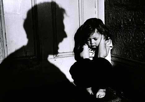 Un bărbat și-a violat fiica timp de cinci ani, de când fetița avea doar șase ani - childabuseg1109468x3291-1315238593.jpg