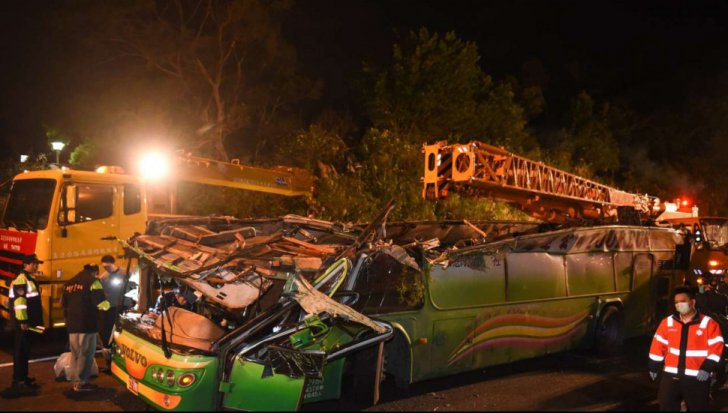 Autobuz căzut de pe pod, în condiții suspecte. Cel puțin 30 de morți - china57163400-1524464663.jpg
