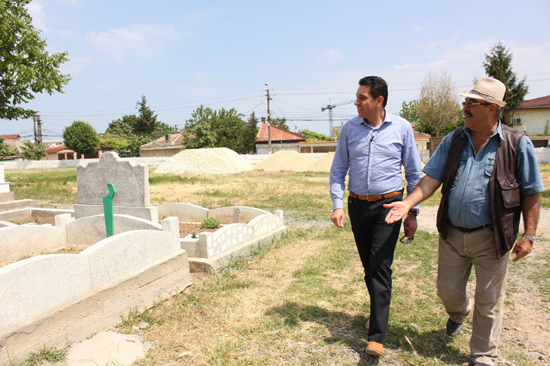 Cu ajutorul lui Gigi Chiru, toate aleile din cimitirul musulman vor fi pietruite - chirulacimitir-1336682085.jpg
